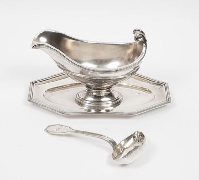 ROBERT LINZELER
Sauceboat helmet on silver...