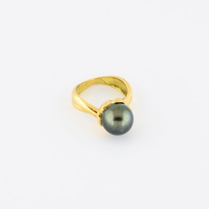 
Yellow gold (750) ring set with a grey Tahitian...