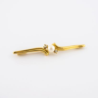 Broche barrette en or jaune (750) centrée...