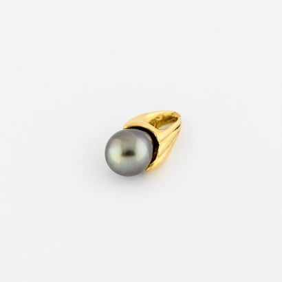 
Pendentif en or jaune (750) et perle grise...