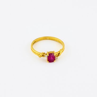 
Bague en or jaune (750) ornée d'un rubis...