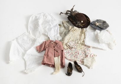 JUMEAU
Lot of doll clothes including:

-A...