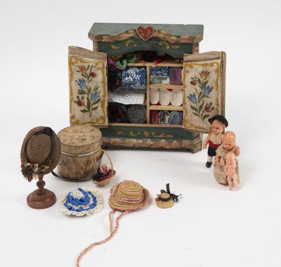 Lot including a toy sewing machine in sheet...