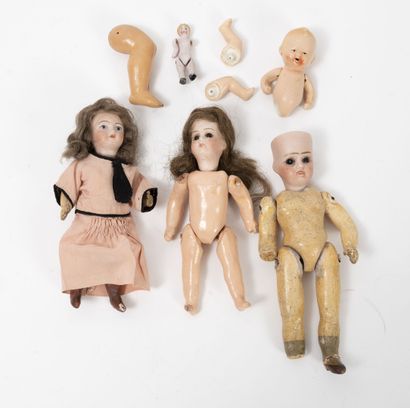 Set of 3 miniatures. 

Porcelain heads, closed...