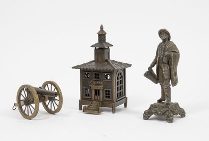 Lot including :

- a piggy bank 