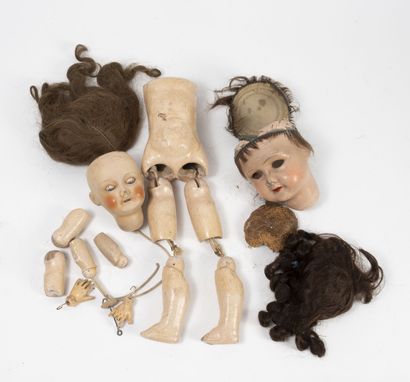 Lot including two doll heads in composition...