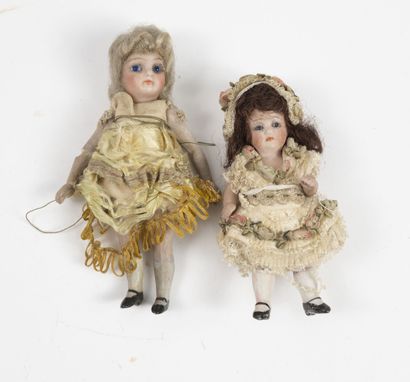 Lot of two porcelain miniatures, closed mouth,...