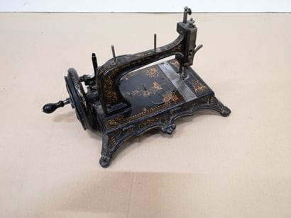 Mobilier et accessoires de poupées :
- Wooden...