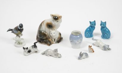 Lot of seven cats in enameled porcelain.

ATTACHED:...