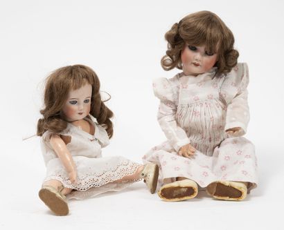 SFBJ
Lot of two dolls: 

- A doll, porcelain...