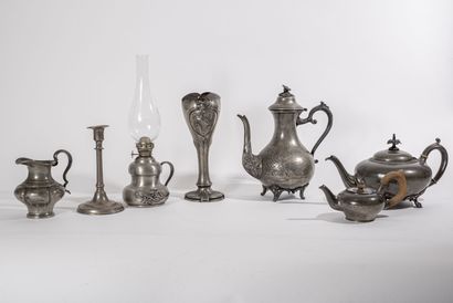 Pewter lot including : 

- Two teapots

-...