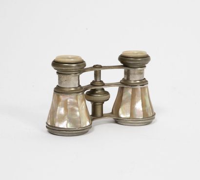 Brass and mother-of-pearl plates theater...