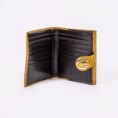 GUCCI
Patent leather wallet golden brown....