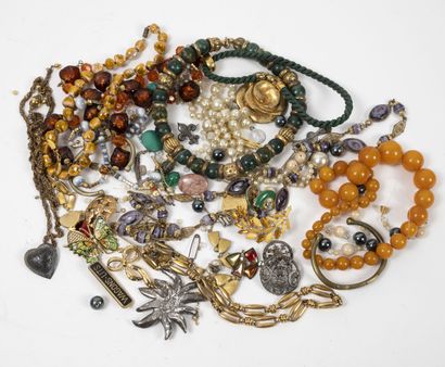 Set of metal and resin costume jewelry ....