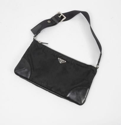 PRADA
Black nylon and leather bag.

Zipper...