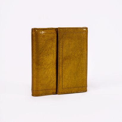 GUCCI
Patent leather wallet golden brown....