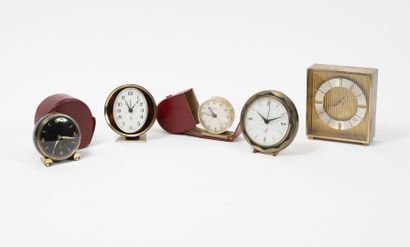 Lot of 5 gilt metal clocks. 

Various shapes...