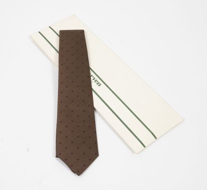 CARVEN Paris
Lot including : 

- Silk tie...