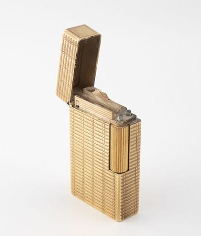 S.T.Dupont
Lighter in gilded metal with grooved...