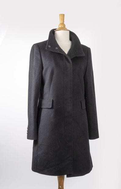 Max MARA
Long black jacket, chimney collar....