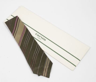 CARVEN Paris
Lot including : 

- Silk tie...