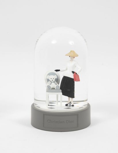 CHRISTIAN DIOR
Boule à neige figurant une...