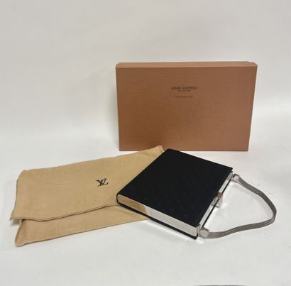 LOUIS VUITTON
Minaudière en métal et tissu.

Monogram...