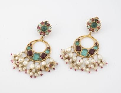 CHANEL
Paire de boucles d'oreilles en métal...