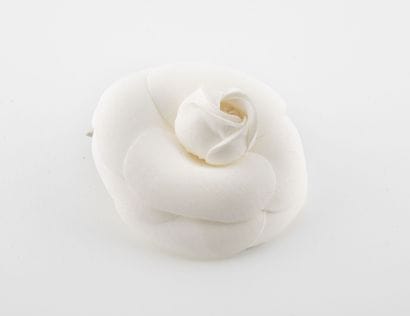 CHANEL, Camélia
Broche en tissu ivoire.

Signée....