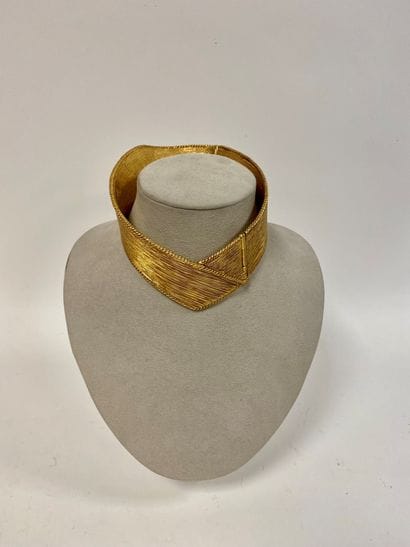 CHRISTIAN DIOR
Collier torque en métal doré...