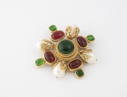 CHANEL
Broche en forme de croix en métal...