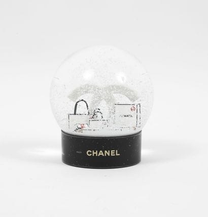 CHANEL
Boule à neige à motif, sous globe,...