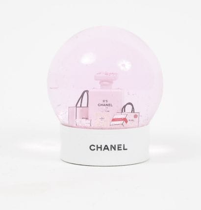 CHANEL Beauté
Boule de neige rosée figurant...