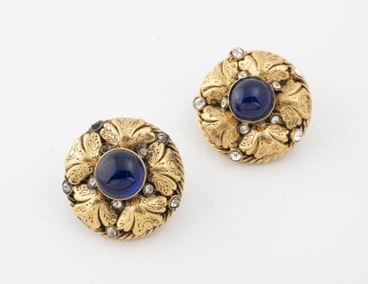 CHANEL
Paire de boucles d'oreille en métal...