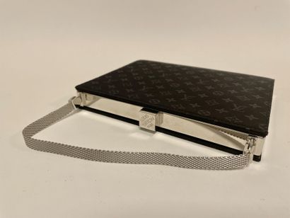 LOUIS VUITTON
Minaudière en métal et tissu.

Monogram...