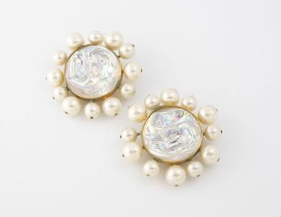 CHANEL
Paire de boucles d'oreilles en métal...