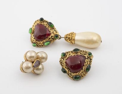 CHANEL
Lot de trois boucles d'oreilles en...