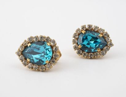 CHANEL
Paire de boucles d'oreille en métal...