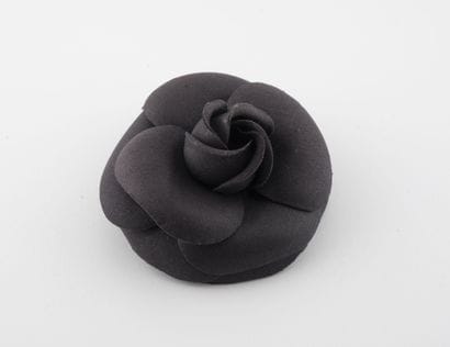 CHANEL, Camélia
Broche en tissu noir.

Signée....
