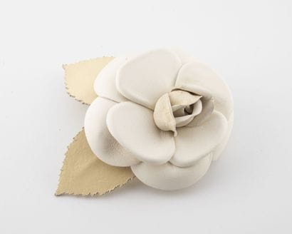 CHANEL, Camélia
Broche en cuir ivoire et...