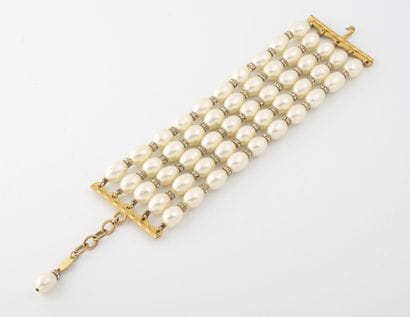 CHANEL
Bracelet à cinq rangs de perles fantaisie...