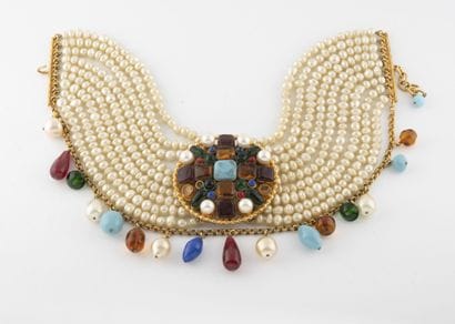 CHANEL
Collier de chien à neuf rangs de perles...