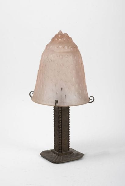 Lampe de salon
The base in patinated metal...