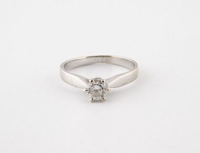 Rhodium-plated yellow gold (750) solitaire...