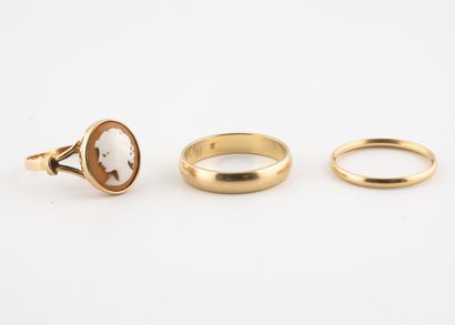 Three jewels in yellow gold (750) :

- a...