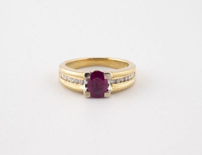 Yellow gold (750) ring centered on a faceted...