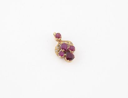 Yellow gold (750) pendant set with round...