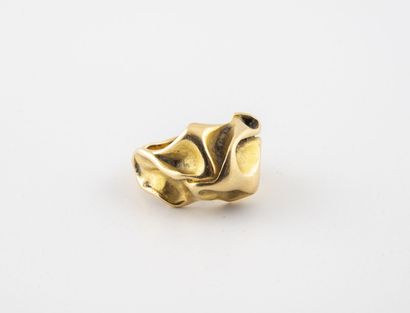 Ring in yellow gold (750) crumpled, creating...