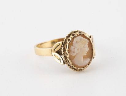 Bague en or jaune (750) ornée d'un camée...