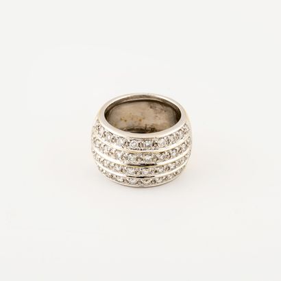 Important band ring in white gold (750) underlined...